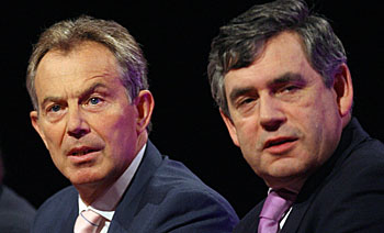 British Prime Minister Tony Blair (L) an
